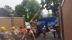 Ditonton Siswa, Ini Momen Dramatis Evakuasi Truk Penabrak Tiang di Bintaro