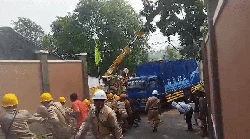 Ditonton Siswa, Ini Momen Dramatis Evakuasi Truk Penabrak Tiang di Bintaro