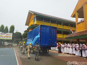 Truk Tabrak Tiang LAA Dievakuasi Sementara di Lapangan SMAN 86 Jakarta