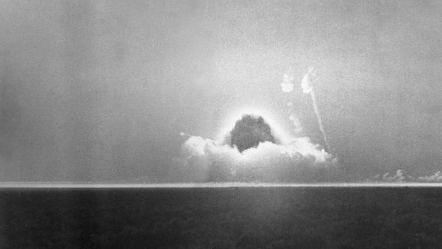 Biopik ‘Oppenheimer’ menampilkan sosok J. Robert Oppenheimer dan temuannya yakni bom atom. Berikut adalah potret asli saat uji coba bom tersebut.
