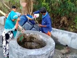 Kasihan! Warga Bangkalan Harus Jalan Kaki 7 Km Demi Cari Air Bersih