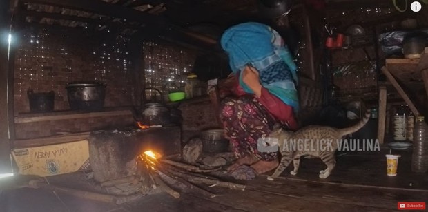 Warga Kampung Adat Miduana/Foto: youtube.com/Angelick Vaulina Warga Kampung Adat Miduana