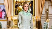 8 Gaya Istri Bule Putra Mahkota Kelantan, Cantik Berkerudung & Berbaju Kurung
