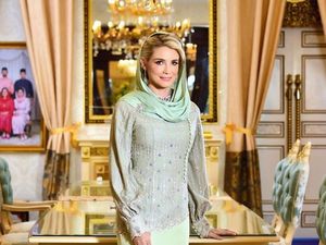 8 Gaya Istri Bule Putra Mahkota Kelantan, Cantik Berkerudung & Berbaju Kurung 8 Gaya Istri Bule Putra Mahkota Kelantan, Cantik Berkerudung & Berbaju Kurung