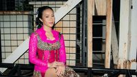 7 Gaya Yura Yunita Jadi Barbie Sunda, Pakai Kebaya Shocking Pink