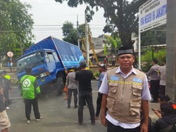 Warga Cerita Detik-detik Truk Tabrak Tiang LAA di Rel Pondok Ranji-Kebayoran