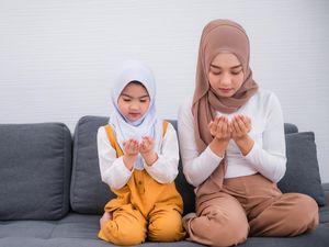 Doa untuk Orang Tua Lengkap Arab, Latin, dan Artinya Doa untuk Orang Tua Lengkap Arab, Latin, dan Artinya
