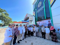 Andre Rosiade Antarkan Ambulans Prabowo ke PW Muhammadiyah Sumbar