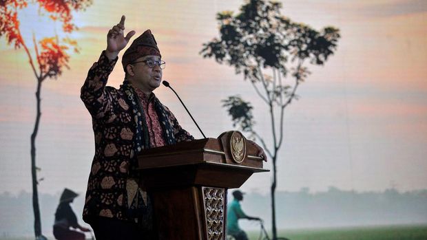 Bakal calon presiden yang diusung Partai Nasdem Anies Baswedan memberikan sambutan saat menghadiri Rapat Kerja Nasional (Rakernas) Asosiasi Pemerintah Desa Seluruh Indonesia (APDESI) 2023 di Balairung Universitas Jambi, Jambi, Rabu (26/7/2023). Rakernas yang berlangsung 25-27 Juli dengan tema Membangun Desa Menjaga Desa mengundang tiga bakal calon presiden masing-masing Anies Baswedan, Prabowo Subianto, dan Ganjar Pranowo. ANTARA FOTO/Wahdi Septiawan