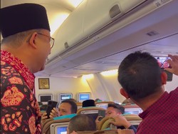 Momen Anies Jadi Rebutan Selfie di Pesawat, Terdengar Presiden Kita