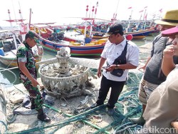 Patriotisme Nelayan Gresik Angkut Serpihan Pesawat Perang Dunia 2