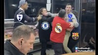 Dari Tottenham sampai Barcelona berjibaku rebutan Mbappe, yang malah duduk santai dan tertawa ngakak (via emojinya). Foto: dok. Internet/Twitter