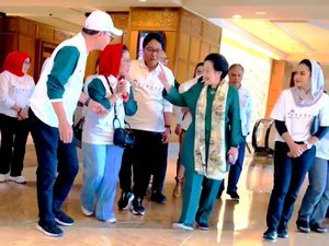 Momen Giri Prasta Nempel Megawati di Surabaya, Warganet Serukan GP Bali 1 Momen Giri Prasta Nempel Megawati di Surabaya, Warganet Serukan GP Bali 1