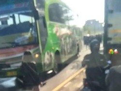 Bus Restu Tabrak Mobil dan Motor di Purwodadi Pasuruan