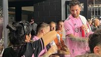 Pakai Jersey Messi, Camila Cabello Girang Ketemu Idola