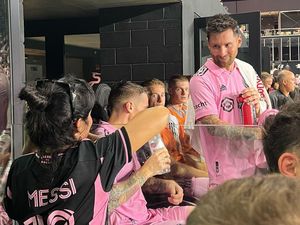 Pakai Jersey Messi, Camila Cabello Girang Ketemu Idola