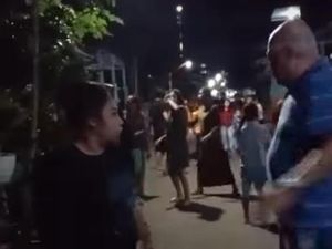 Emak-emak Makassar Baku Jambak di Jalanan gegara Saling Sindir di Medsos