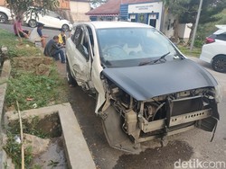 Pajero Tabrak 2 Mobil, Berakhir Nyungsep di Parit