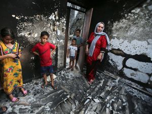 Duka Warga yang Rumahnya Hangus Akibat Kebakaran Hutan di Aljazair