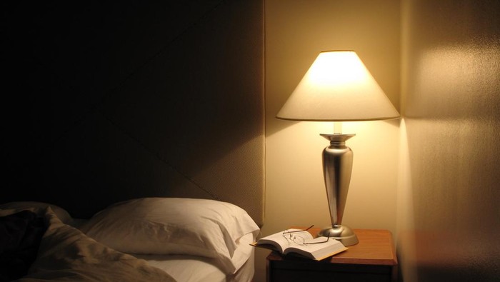 Ilustrasi kamar hotel di malam hari Ilustrasi kamar hotel di malam hari