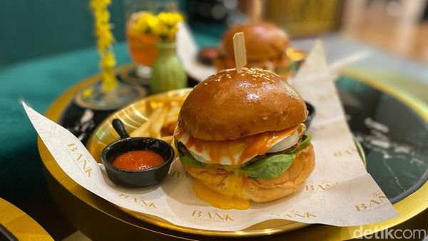 Bar Hits di Mal Jakarta Ini Sajikan Burger Wagyu hingga Cocktail Gold Finger