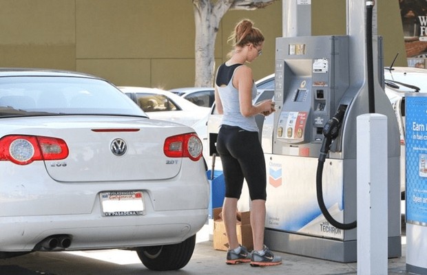 Jennifer Lawrence saat Mengendarai Mobil Volkswagen EOS/Foto: cheapcarscanada.com