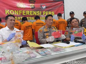 Kasat Narkoba Polresta Jambi Diganti Usai Emak-emak Gerebek Basecamp Sabu Kasat Narkoba Polresta Jambi Diganti Usai Emak-emak Gerebek Basecamp Sabu