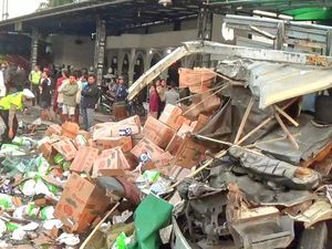Tragis Kecelakaan Maut di Situbondo-Pasuruan Tewaskan 4 Orang Tragis Kecelakaan Maut di Situbondo-Pasuruan Tewaskan 4 Orang