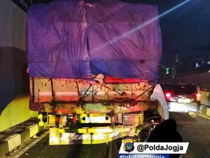 Pengendara NMax Tewas Usai Tabrak Truk Mogok di Underpass Kentungan Pengendara NMax Tewas Usai Tabrak Truk Mogok di Underpass Kentungan