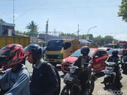 Jalan Perintis-Urip Makassar Macet, Kendaraan Menumpuk di Pertigaan Tello
