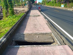 Hati-Hati! Trotoar di Lovina Banyak Berlubang, Turis Sampai Terperosok