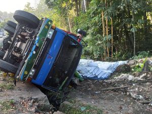 Ban Meledak, Truk Angkut 20 Ton Tepung Terguling di Tanjakan Samsam Tabanan Ban Meledak, Truk Angkut 20 Ton Tepung Terguling di Tanjakan Samsam Tabanan