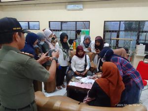 Wanita Bos Pengamen di Kalteng Dirazia, Bawa Duit Jutaan-Emas Rp 51 Juta Wanita Bos Pengamen di Kalteng Dirazia, Bawa Duit Jutaan-Emas Rp 51 Juta