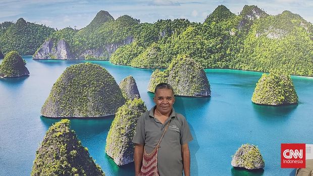 Program Manager Konservasi Indonesia Sorong, Papua Barat Daya, Kristian Tebhu saat ditemui di kantornya pada 26 Juli 2023.