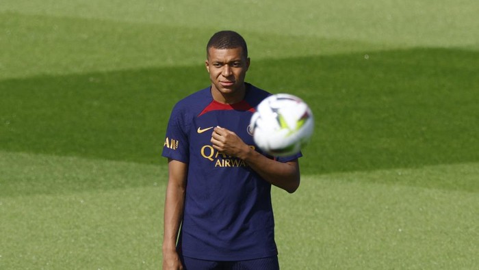 Soccer Football - Paris St Germain Training - Paris-Saint-Germain Training Centre, Poissy, France - July 20, 2023 Paris St Germains Kylian Mbappe during training REUTERS/Gonzalo Fuentes