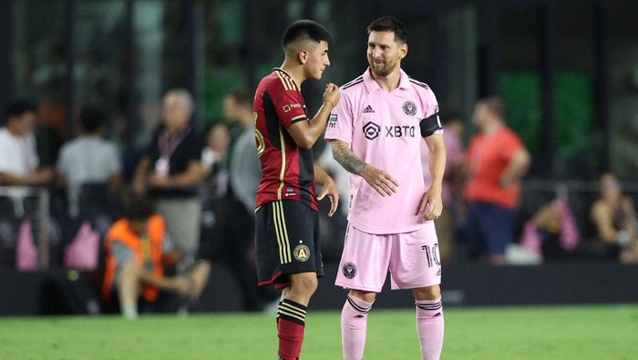 Jul 25, 2023; Fort Lauderdale, FL, USA; Atlanta United and Inter Miami CF forward Lionel Messi (10) talk during the second half at DRV PNK Stadium. Mandatory Credit: Nathan Ray Seebeck-USA TODAY Sports