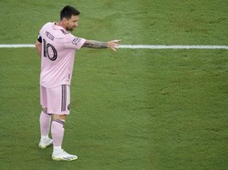 Gaya Messi Selebrasi ke Beckham, Kasih Trofi