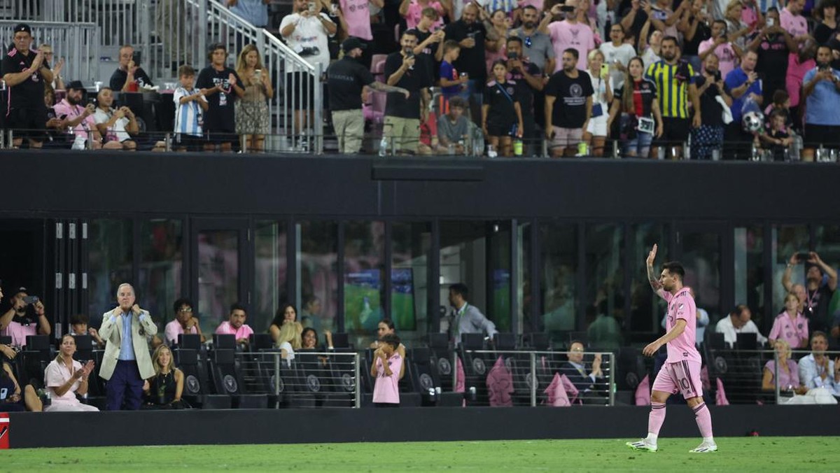 Lionel Messi ditarik keluar di laga Inter Miami vs Atlanta United. (Foto: USA TODAY Sports via Reuters Con/Nathan Ray Seebeck)
