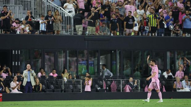 Jul 25, 2023; Fort Lauderdale, FL, USA; Inter Miami CF forward Lionel Messi (10) acknowledges the crowd as he is taken out of the game during the second half against Atlanta United at DRV PNK Stadium. Mandatory Credit: Nathan Ray Seebeck-USA TODAY Sports