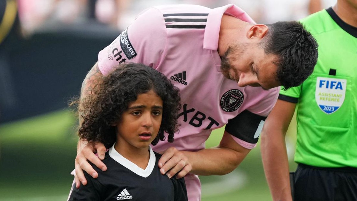 Lionel Messi menghibur putra DJ Khaled, Asahd, yang jadi pengawal pemain. (Foto: USA TODAY Sports via Reuters Con/Jasen Vinlove)