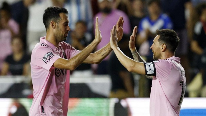 Soccer Football - Leagues Cup - Group J - Inter Miami v Atlanta United - DRV PNK Stadium, Fort Lauderdale, Florida, United States - July 25, 2023 Inter Miamis Lionel Messi celebrates their fourth goal with Sergio Busquets REUTERS/Marco Bello