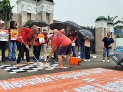 Massa PRT Gelar Aksi Teatrikal di Depan DPR, Tuntut RUU PPRT Disahkan