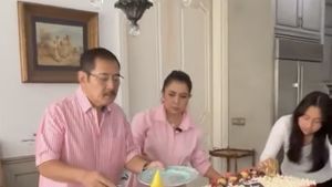 Mayangsari Rayakan Ultah Bambang Trihatmodjo dengan Potong Tumpeng dan Kue