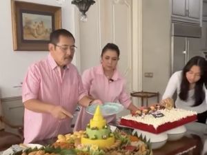 Mayangsari Rayakan Ultah Bambang Trihatmodjo dengan Potong Tumpeng dan Kue Mayangsari Rayakan Ultah Bambang Trihatmodjo dengan Potong Tumpeng dan Kue