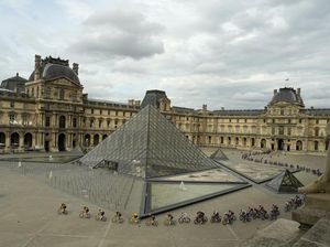 Prancis Janji Cari Pelaku Ancaman Bom di Bandara-Museum Louvre Prancis Janji Cari Pelaku Ancaman Bom di Bandara-Museum Louvre