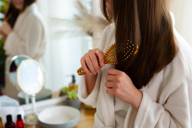 Jarang disadari, menyisir rambut terlalu sering jadi penyebab rambut mudah rontok