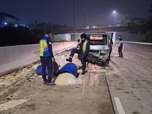 Mobil Pikap Terguling di Tol Desari, Muatan Taoge dan Jamur Berhamburan