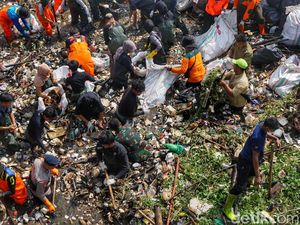 Cerita Pram Ikut Bersihkan Bendungan Bugel, Temukan Kasur-Ban