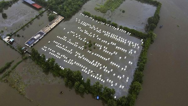 Penampakan Gudang Mobil Terendam Banjir di India