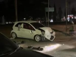 Pria Brutal Rusak Mobil di Stadion Pakansari Bogor Ditangkap! Pria Brutal Rusak Mobil di Stadion Pakansari Bogor Ditangkap!